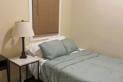 Image de Charming private room in delightful Newark with WiFi, Ac