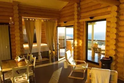 Image de Sturdy solid wood cottage with panoramic mountain views