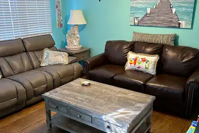 Image de A 2-Level, 4-Bdrm, 2-Bthrm, Single Home and just 1-Block to the Boardwalk/Ocean
