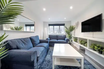 Image de 2 double Bedroom apartment minutes from the high street and station