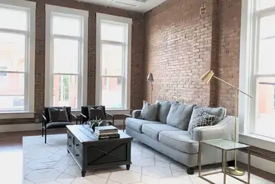 Image de Bright and Spacious Historic Brick Loft off the square in Paola