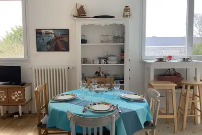 Appartement playita M&Y. \nChaleureux, à 3 mn à pied du port et ria d'Etel.