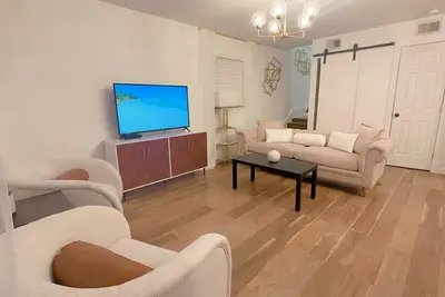 Image de Charming 2-bedroom, 1. 5 bath townhome in historic Charleston with free parking.