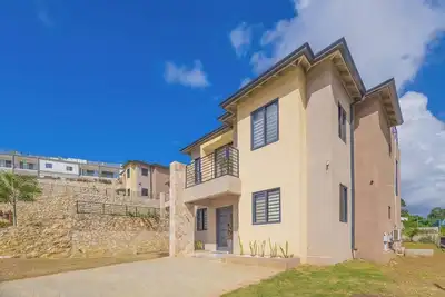 Image de Modern, Spacious, 3br Hill View Retreat | Central