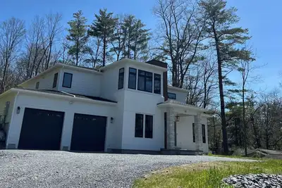 Image de Stunning modern home for your monthly retreat - 5 bedrooms, office, & more!