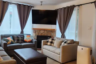 Image de Center Location! Cozy Apartment on top floor! 5 mins walk to Everything.