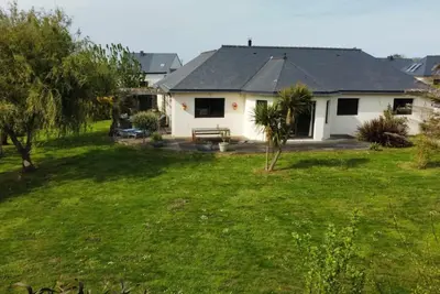 Image de Maison spacieuse avec jardin, animaux acceptés.
