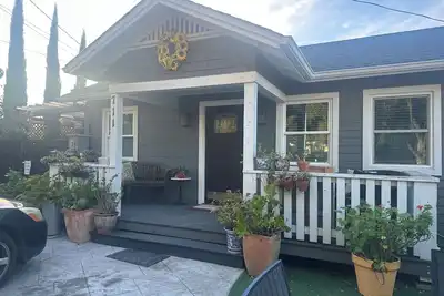 Charming 2-bedroom cottage with WiFi and Ac in serene Napa