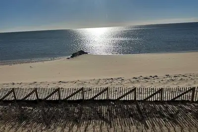 Image de Direct Oceanfront Year Round! ! ! \nPRIVATE Beach 2bedrm/2bath sleeps 6 park/4 cars