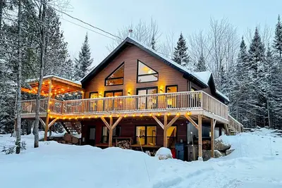 Image de Chalet confortable en pleine nature, foyer int et ext! \nPossibilité télétravail.