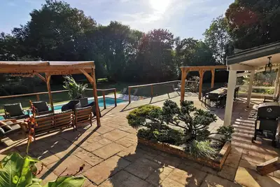 Image de Grande maison de campagne avec piscine chauffée, parc arboré, belle terrasse.