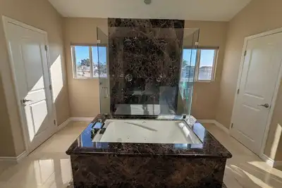 Image de Spacious 5-bedroom townhome in charming Seal Beach with WiFi, Ac