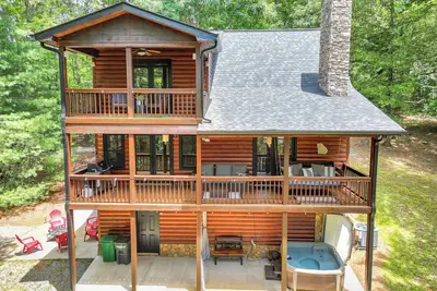 Image de Mineral Bluff Cabin-King-Sleeps 7-Fire Pit-Hot Tub-Pets-10 minutes to Blueridge