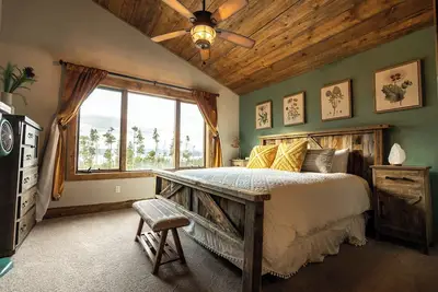 Image de The Sagebrush Chalet: Hot Tub With Sweeping Mountains Views