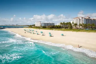 Image de Relax in style at a Chic hotel villa in Palm Beach Shores.