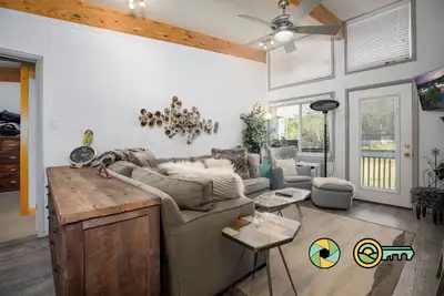 Image de Timber Lodge (#235) On ski slope | Triple-decker bunk beds!