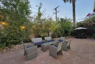 Image de 3 bedroom apartment near MrC with patio area 5 minutes to Rodeo Drive, Wi-Fi, Tv
