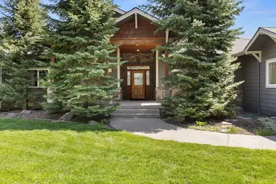 Image de Eagle View Retreat - Luxury Hilltop Home with Hot Tub, Lake Views, Deck, Bbq, 15 Minutes to Downtown