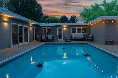 Image de Charming Grande Oasis Heated Pool- An Irvie Home