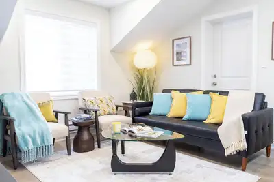 Image de 2nd flr. 2 Bed/Bath Garage Apt. Pool, Bbq. Close to Malls. 25 minutes to Toronto