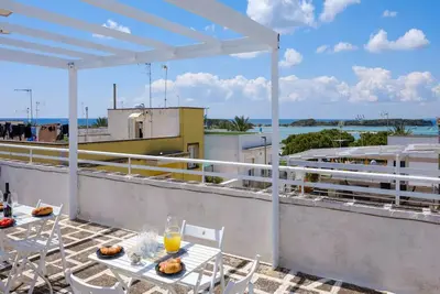 Image de Belvédère de Luxe en Bord de mer Avec Terrasse Panoramique