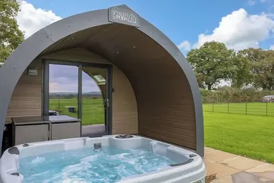 Image de Vale View is a spacious, modern lodge with open-plan living and stunning views.