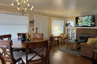 Spacious 4-bedroom house in awesome Seattle with WiFi, Ac