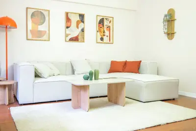 Charming 2-bedroom apartment with WiFi, Ac in lovely Istanbul
