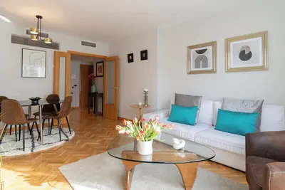 Image de Housing with swimming pool and parking in the same building.
