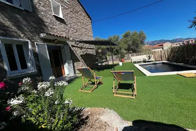 Image de Le Charme Authentique D'Une Maison En Pierre Avec Piscine Privee