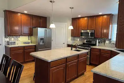Image de 6 Bedroom, 4. 5 Bathroom, 2 Kitchen - Spacious & Clean in Quiet Neighborhood