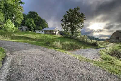 Image de Charming 4-bedroom farmhouse in Shady Valley, Tn with breathtaking view