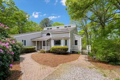 Image de Spacious Lake House for Large Groups w Private Acre+ short path to Lake