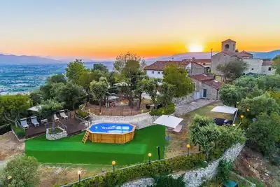 Image de Villa Il Vecchio Borgo promoted by WeekHomes. com