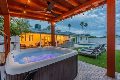 Image de Stunning Scottsdale Remodeled Pool Fire Pit Hot Tub