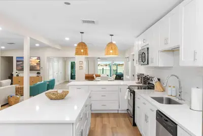 Image de Luxury-4 Master Bedrooms-Waterfront-King Beds-Heated Pool