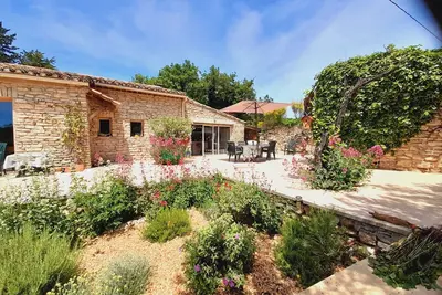 Image de Mas provençal 4* + gite de plain-pied, piscine, dans la Nature proche de Gordes