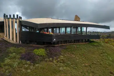 Image de Stunning 5 Bedroom Mid-Century Masterpiece located on Hilltop Retreat