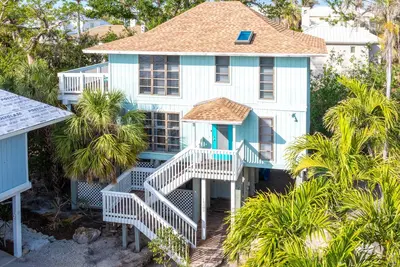 Amazing Location! Central to Everything Captiva Has to Offer!