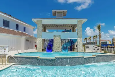 Image de Cozy One-Bedroom Townhome steps from the beach Wifi, heated pool! Coastal retreat