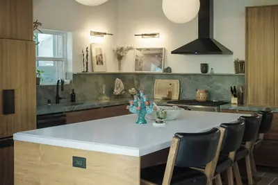 Image de Custom Home+Guest House, Hot Tub & Fire Pit. Bike to the Beach!