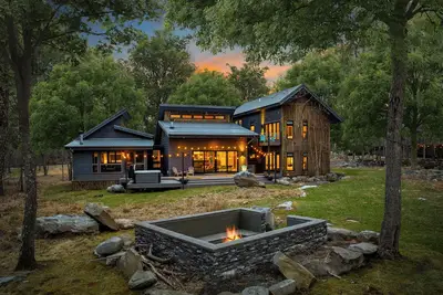 Image de Mountain View Chalet Hot Tub • Fire Pit • Screened Porch