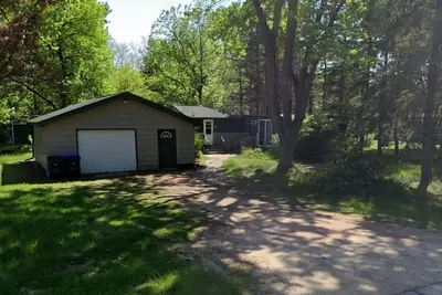 Image de Cozy 2-bedroom Cottage - Trail access to Loon Lake
