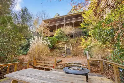 Image de 4 Br on Toccoa River, Hot Tub, Fish/Tube from deck! Firepit, Pool Table, Dogs ok