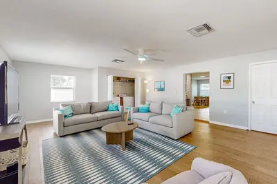 Image de Spacious private home with new pool, patio, and proximity to The Gulf beaches