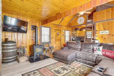 Image de 14 Mi to Slopes: Long Barn Cabin w/ Fire Pit!