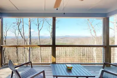 Image de Spacious cabin with mountain views, private washer/dryer, & large deck