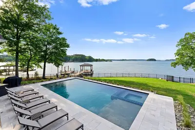 Image de Beautiful 5 Bedroom Lake-Front Home with Heated Saltwater Pool, Spa, and Dock