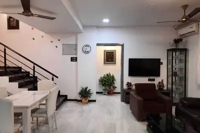 Image de Forget your worries in this spacious and serene space.