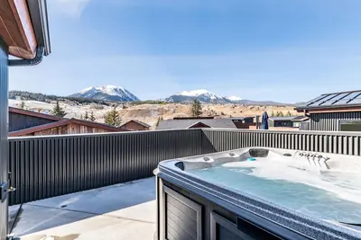 Image de Luxury Home w Views & Rooftop Hot Tub Along River\n\n